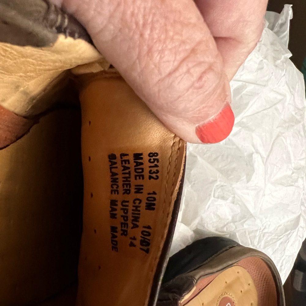 Unstructured By Clarks Leather Slides Size 10 - image 2